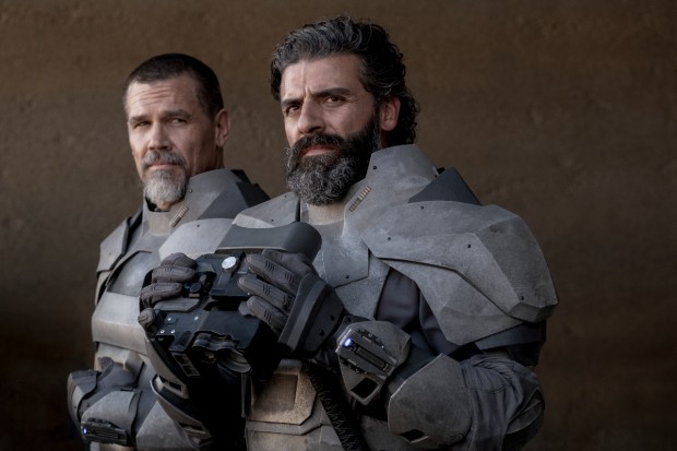 dune_oscar_isaac_josh_brolin Josh Brolin and Oscar Isaac in Dune (2021)