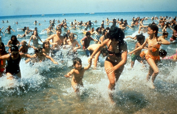 Jaws Crowds run out of the water in a scene from the film 'Jaws', 1975