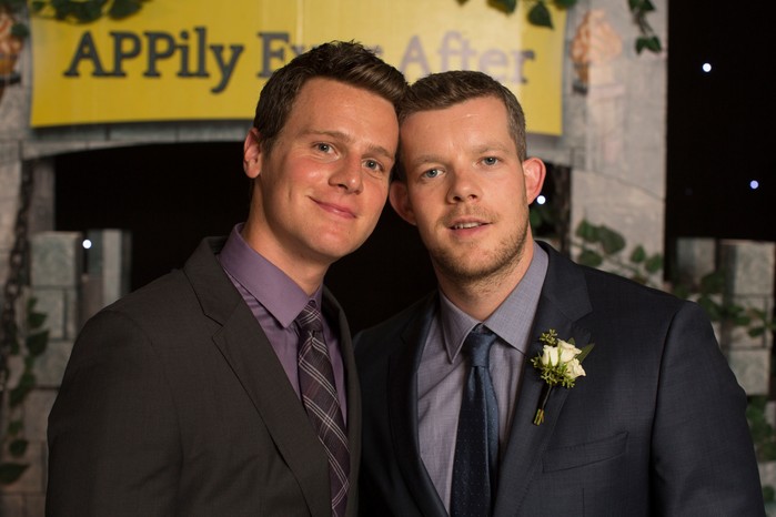 Looking Looking - Season 02Episode 08 "Looking For Glory" Jonathan Groff as Patrick; Russell Tovey as Kevin ©2014 Home Box Office, Inc. All rights reserved.