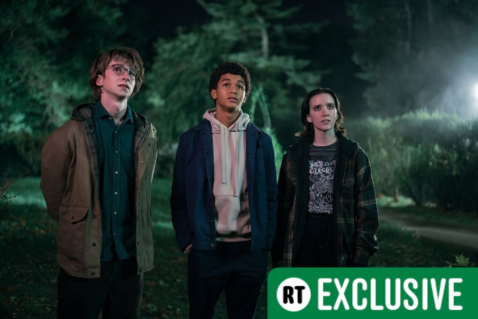 Shelter-PrimeVideo-HarlanCoben-exclusive Adrian Greensmith as Arthur "Spoon" Spindell, Jaden Michael as Mickey Bolitar, Abby Corrigan as Ema Winslow in Harlan Coben's Shelter in the dark, looking up at a house.